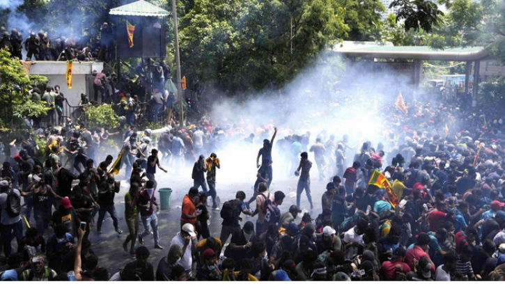 শ্রীলংকার প্রধানমন্ত্রীর দপ্তরে বিক্ষোভকারীদের অভিযান