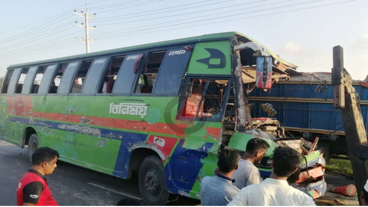  ঢাকা-টাঙ্গাইল মহাসড়কে ট্রাকে বাসের ধাক্কায় নিহত ৩