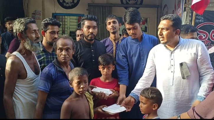 শোক দিবসে পিরোজপুরে ছাত্রলীগের খাদ্য সামগ্রী বিতরণ