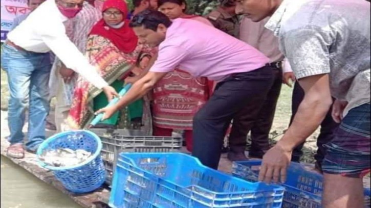তাড়াইলে পোনা মাছ অবমুক্ত করলেন ইউএনও লুবনা শারমিন  
