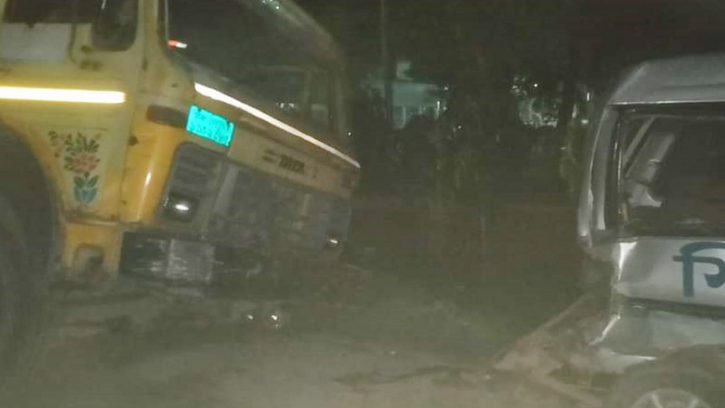  দিনাজপুর মেডিকেলের সামনে ট্রাকচাপায় ২ পথচারী নিহত