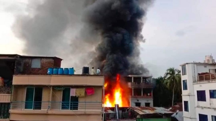 স্বরূপকাঠিতে ঘন্টার ব্যবধানে দুই স্থানে অগ্নিকাণ্ড