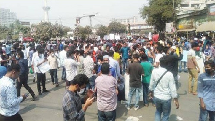  পরীক্ষা স্থগিতের প্রতিবাদে শিক্ষার্থীদের নীলক্ষেত অবরোধ