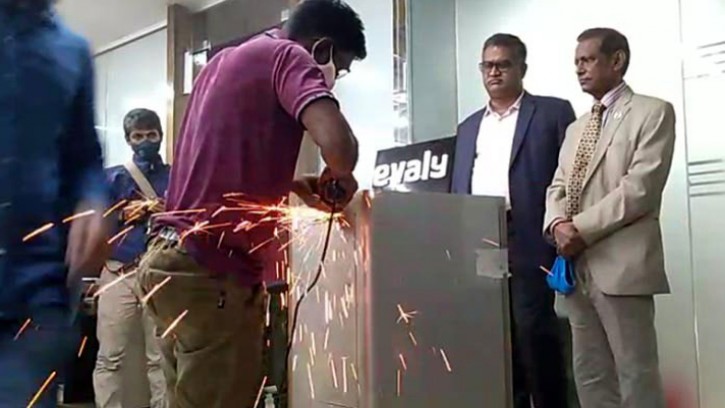  ইভ্যালির সিন্দুকে আড়াই হাজার টাকা