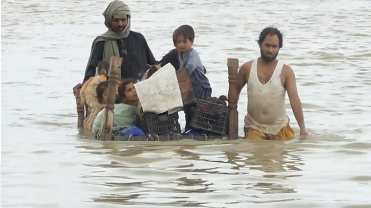 পাকিস্তানে ভারী বৃষ্টি ও বন্যায় ১,০৩৩ জনের মৃত্যু