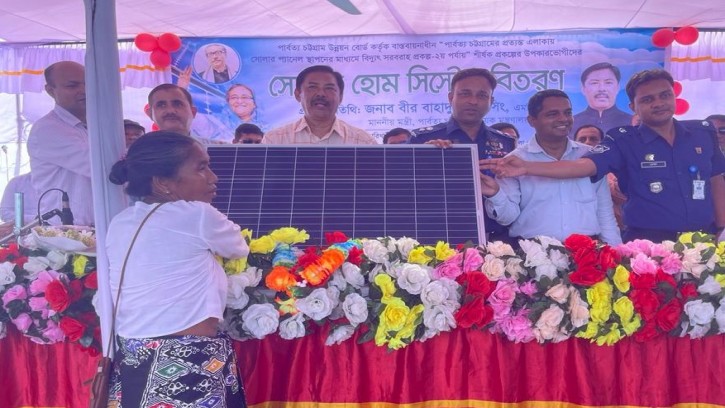  রোয়াংছড়ির ১২৪০ পরিবারে সোলার প্যানেল বিতরণ পার্বত্য মন্ত্রীর