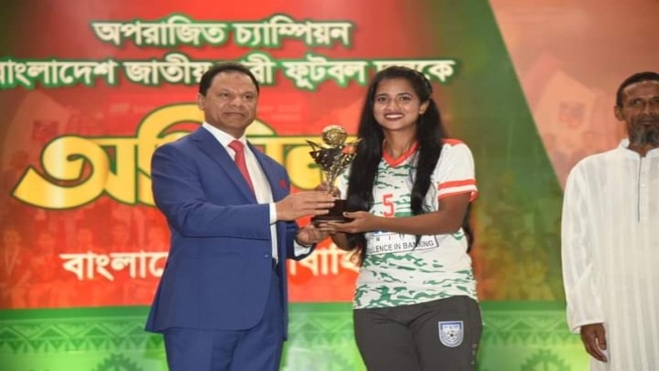 সাফ জয়ী নারী ফুটবল দলকে বাংলাদেশ সেনাবাহিনীর সংবর্ধনা