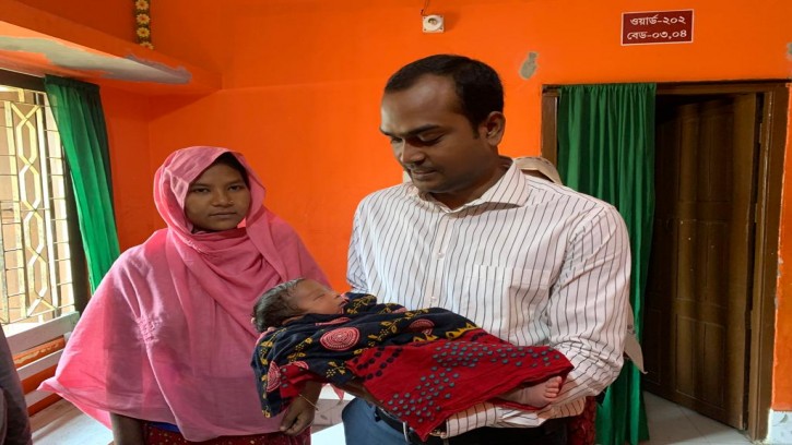 অসহায় গর্ববতীর চিকিৎসার দায়িত্ব নিলেন ভূমি কর্মকর্তা জুবায়ের