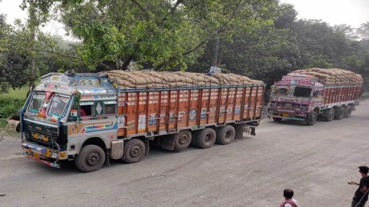সোনামসজিদ স্থলবন্দর দিয়ে পেঁয়াজ আমদানি শুরু