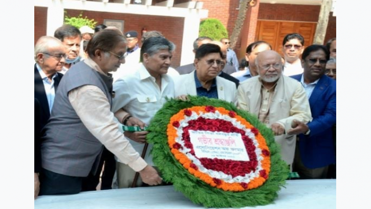 টুঙ্গিপাড়ায় বঙ্গবন্ধুর সমাধি সৌধে মোমেন ও সাবেক রাষ্ট্রদূতদের শ্রদ্ধা