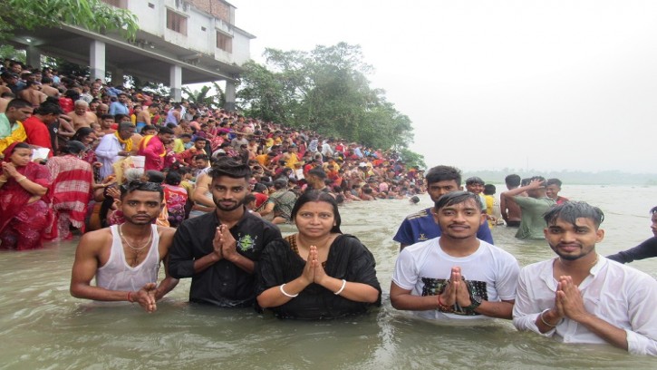 কুমিল্লায় অষ্টমী স্নানোৎসবে হাজারো পূণ্যার্থীর ঢল