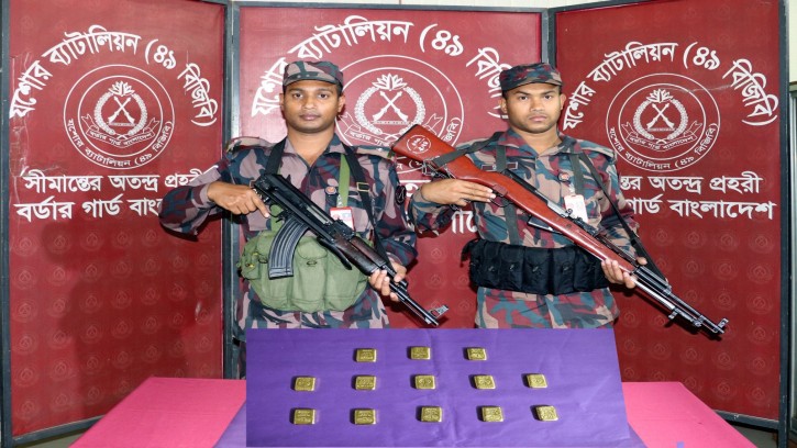 দেড় কোটি টাকার স্বর্ণ ফেলে ভারতে পালাল পাচারকারী