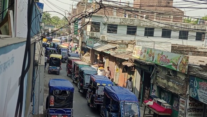 শিবগঞ্জ পৌোরসভার বিভিন্ন মোড়ে তীব্র যানজটে জনভোগান্তি চরমে