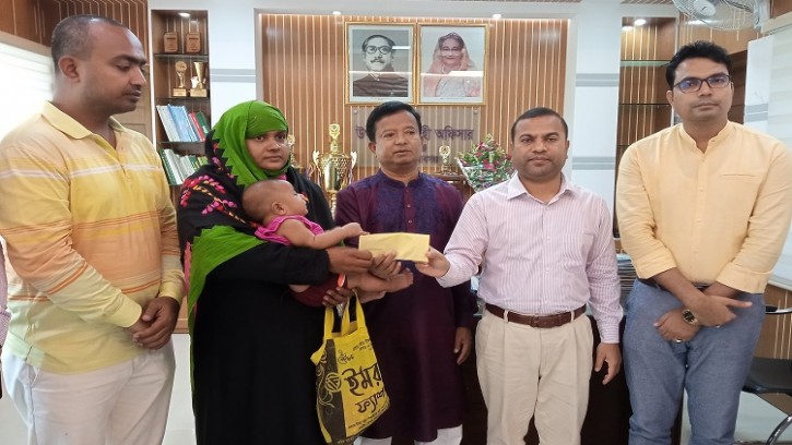 শিবগঞ্জে ক্যান্সার আক্রান্ত রোগীকে সহায়তা প্রদান