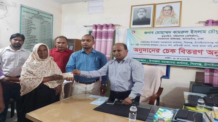 শিবগঞ্জে পল্লী সমাজসেবা কার্যক্রমের ঋণের চেক বিতরণ