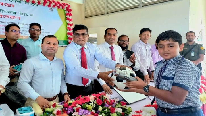 শিবগঞ্জে মতবিনিময় ও শিক্ষার্থীদের মাঝে শিক্ষা উপকরণ বিতরণ