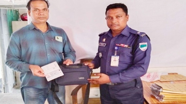 হারানো ডলার ফিরিয়ে দিয়ে প্রশংশিত বেনাপোল পোর্ট থানা পুলিশ