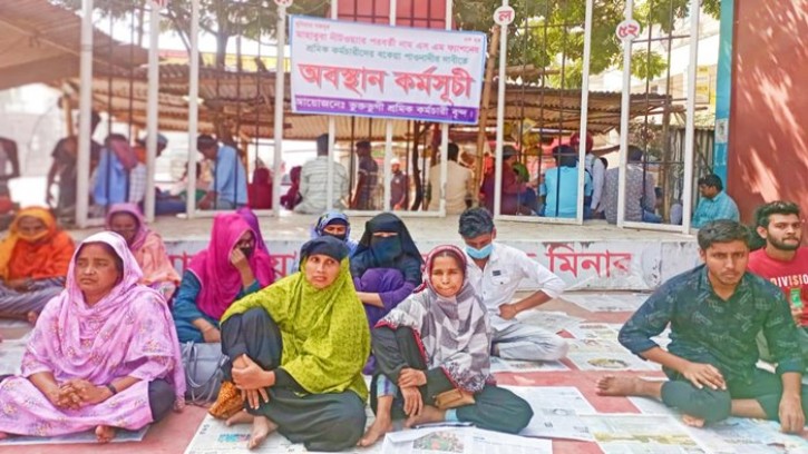 আশুলিয়ায় বকেয়া বেতনের দাবিতে শ্রমিকদের অবস্থান কর্মসূচি