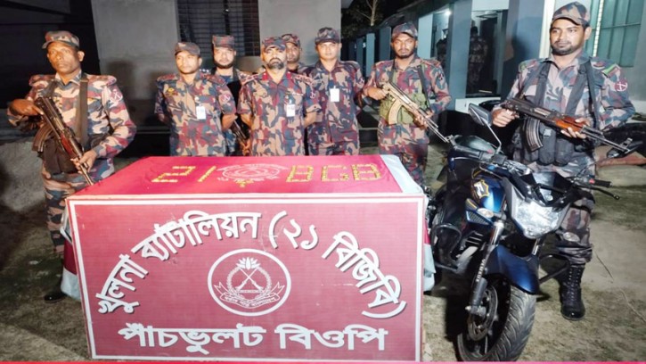 পাচারকারীর ফেলে যাওয়া ব্যাগে মিলল ৯ কেজি স্বর্ণের বার