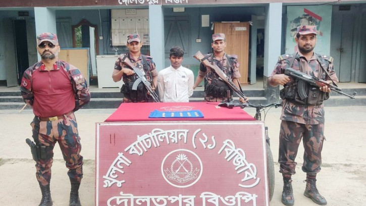 বেনাপোলে সাইকেলের সিটের নীচে পাওয়া গেল ১৫টি স্বর্ণের বার