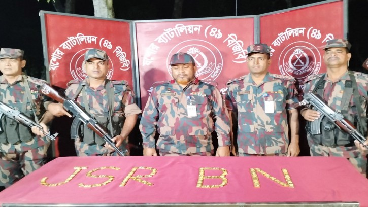 যশোরের শাহজাদপুর সীমান্তে মাটিতে পুঁতে রাখা ৮০ টি স্বর্ণেরবার উদ্ধার