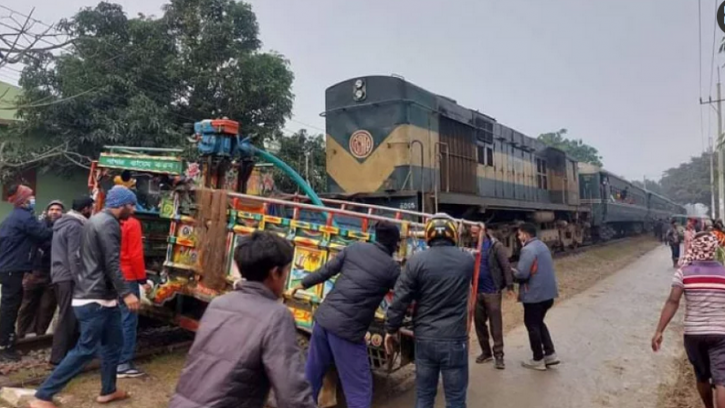  চাঁপাইনবাবগঞ্জে ট্রেনের ধাক্কায় ৩ জনের মৃত্যু