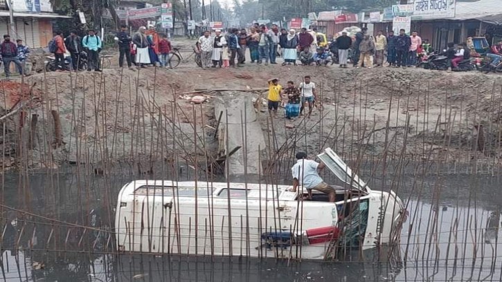 চরফ্যাসনে নির্মাণাধীন কালভার্টে  অ্যাম্বুলেন্স খাদে:আহত-১