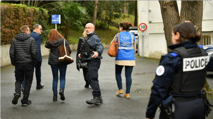 ফ্রান্সে স্কুলে শিক্ষার্থীর ছুরিকাঘাতে শিক্ষকের মৃত্যু
