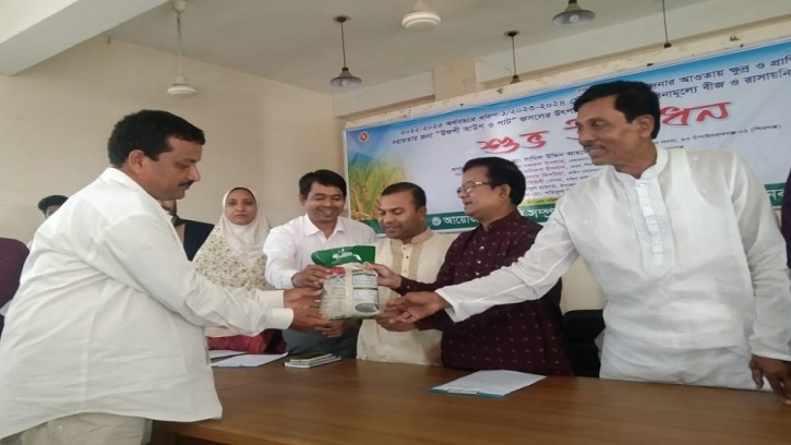 শিবগঞ্জে ৭৫৫০জন কৃষককে প্রণোদনার বীজ ও সার বিতরণ