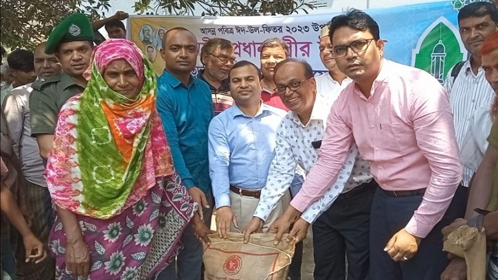 শিবগঞ্জে ২ হাজার পরিবারের মাঝে খাদ্য সামগ্রী বিতরণ