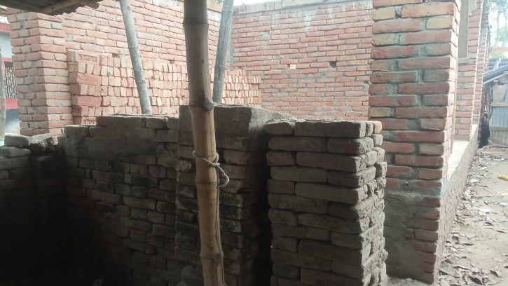 শিবগঞ্জে সরকারি জমিতে অবৈধ মার্কেট নির্মাণের অভিযোগ