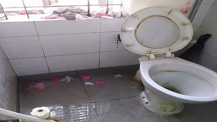 ফুলবাড়িয়া সরকারি কর্মজীবী হাসপাতালের টয়লেটের বেহাল অবস্থা