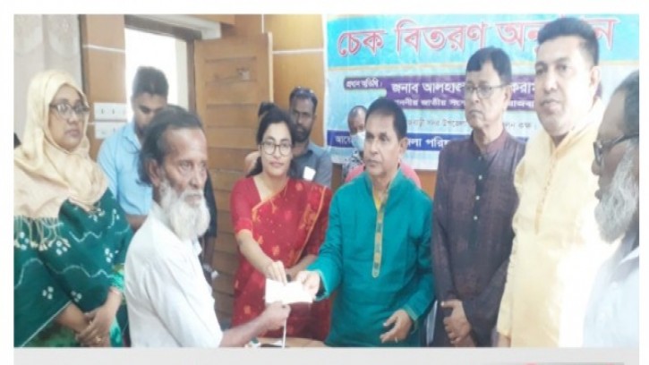 দরিদ্রদের আর্থিক সহযোগিতার চেক দিলেন এমপি কাজী কেরামত আলী