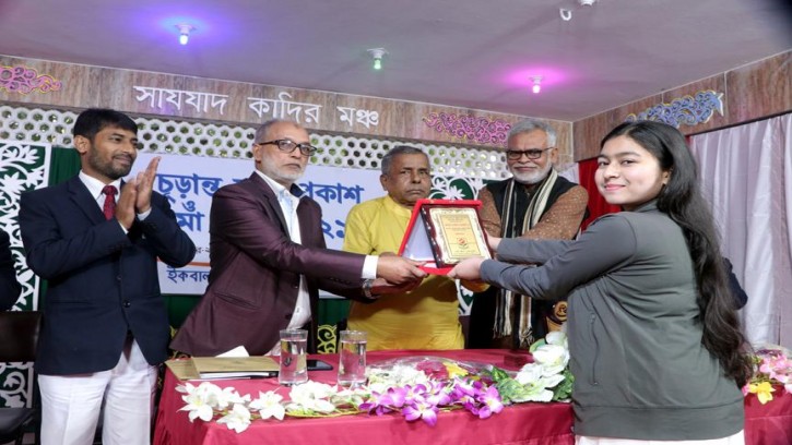  স্মার্টফোনের মাত্রারিক্ত ব্যবহার শিক্ষার্থীদের বিপথগামী করছে