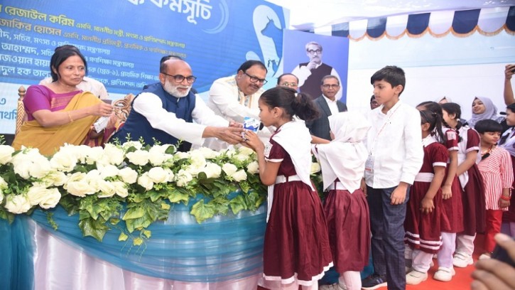 শিক্ষার্থীদের স্কুল মিল্ক কর্মসূচির উদ্বোধন 