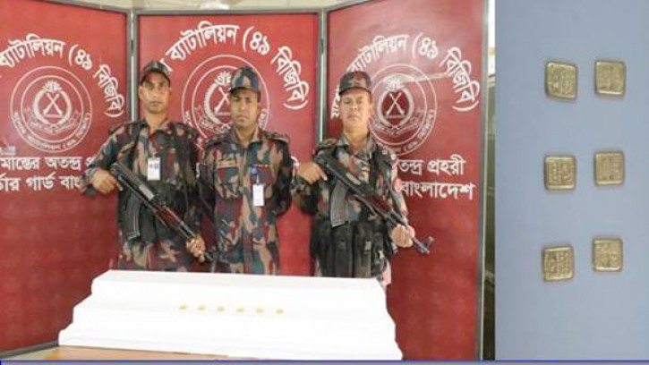 সীমান্তের মাঠে পাওয়া ব্যাগে মিলল ৬ টি স্বর্ণের বার
