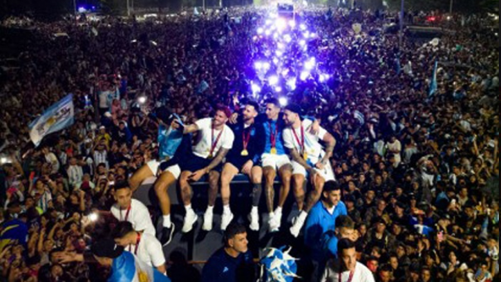 আর্জেন্টিনায় ছাদখোলা বাসে মেসিদের বিশ্বকাপ জয়ের উল্লাস