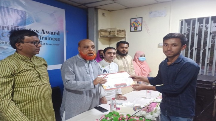 ওব্যাট আইটি সেন্টার চট্টগ্রামের কোর্স শেষে সার্টিফিকেট প্রদান