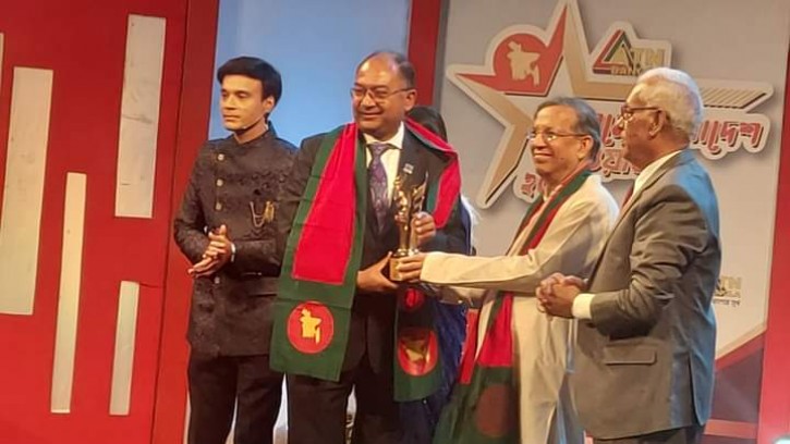 এটিএন বাংলা অ্যাওয়ার্ড পেলেন ত্রাণ সচিব কামরুল হাসান