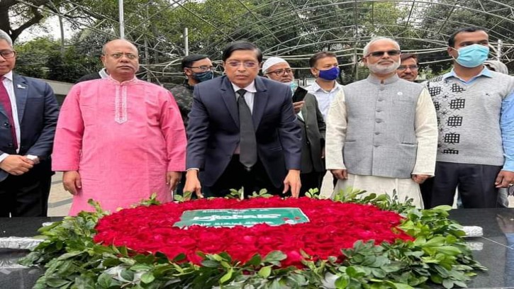 বঙ্গবন্ধুর প্রতিকৃতিতে নতুন ক্রীড়া সচিবের শ্রদ্ধা নিবেদন