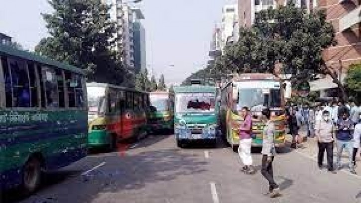 হাফ ভাড়ার দাবিতে রাজধানীতে শিক্ষার্থীদের বাস ভাংচুর