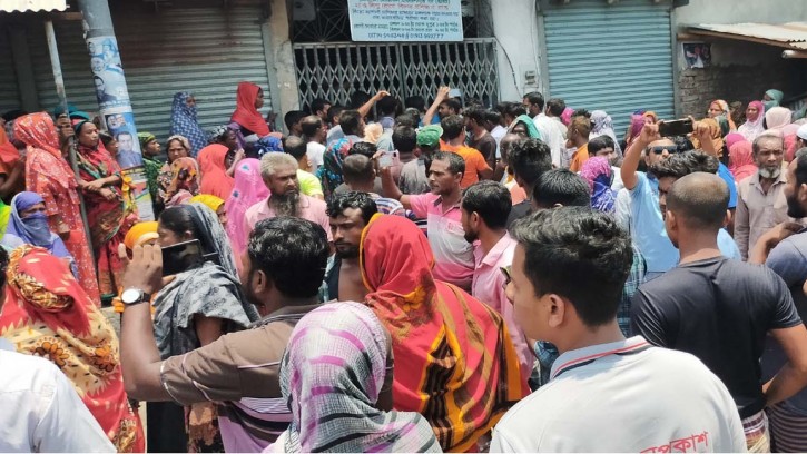  পাইকগাছায় সমিতির নানা অনিয়মের অভিযোগ টাকা ফেরত পেতে ভিড়