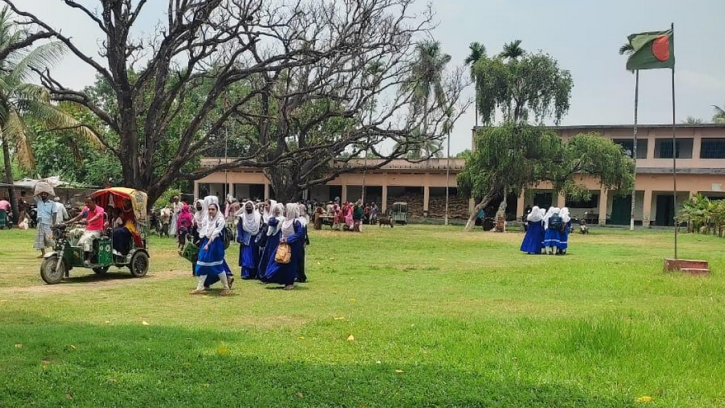 শিবগঞ্জে পরীক্ষা চলাকালে উচ্চবিদ্যালয় চত্বরে ভিজিএফ'র চাল বিতরণ